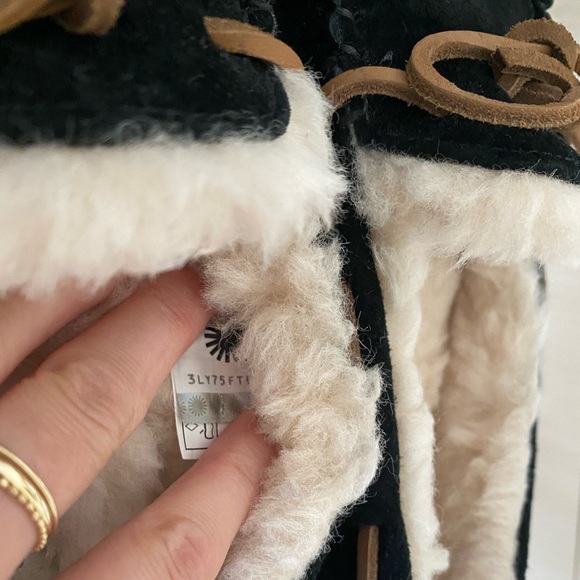 Ugg Dakota Moccasins Black excellent condition! Women’s size 8 - Picture 3 of 10
